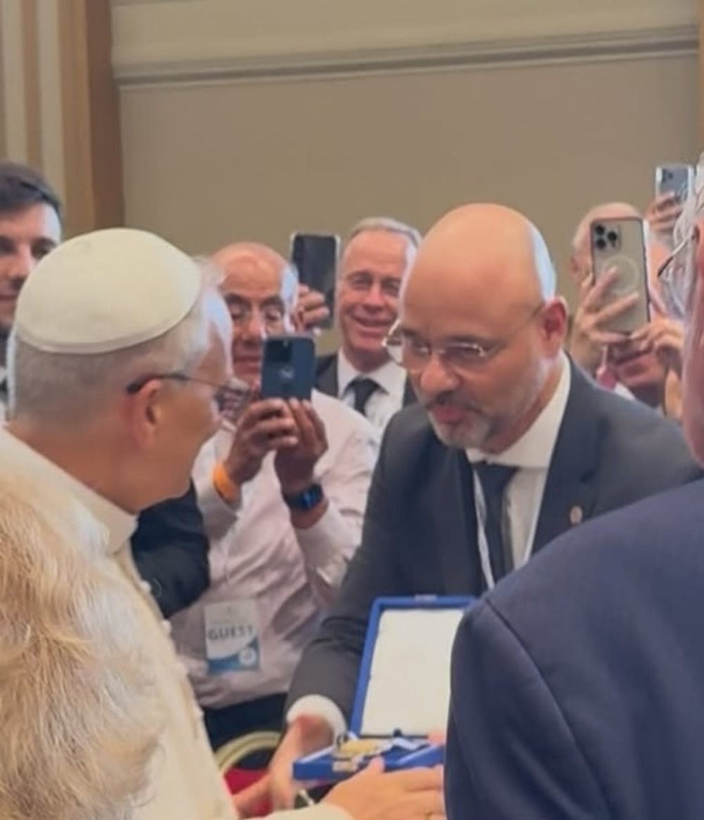 Deputado Fred Pacheco entrega Medalha Tiradentes ao Papa Leão XIV e se emociona com bênção no Vaticano