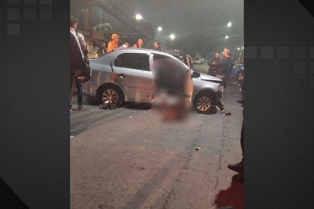 Carro é fuzilado na Avenida Brasil e duas pessoas são mortas