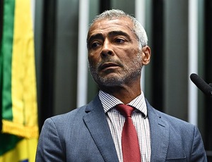 Romário cobra Itamaraty sobre resgate de brasileira que caiu em trilha na Indonésia