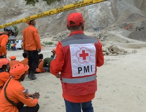 Após 7 horas, corpo de Juliana Marins é resgatado de vulcão na Indonésia