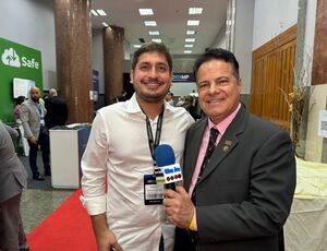 Andrezinho Ceciliano, prefeito de Paracambi, busca capacitação e revela desafios de gestão durante o SECOMP em Mangaratiba