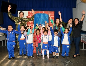 Teatro transforma reciclagem em brincadeira para alunos de escola municipal em Nova Iguaçu