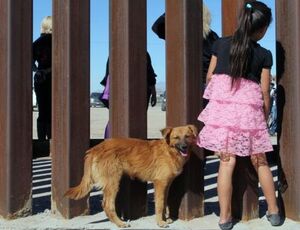 Aumento de crianças na fronteira do México/EUA 
