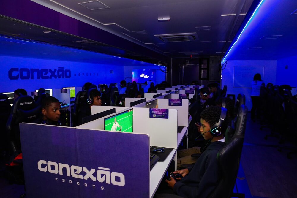 Paracambi recebe carreta gamer do projeto Conexão E-Sports