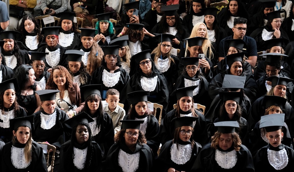 Cláudio Castro entrega diplomas a mais de 280 mulheres capacitadas pelo Vamos Juntas