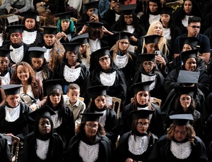 Cláudio Castro entrega diplomas a mais de 280 mulheres capacitadas pelo Vamos Juntas
