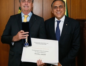 Andes condecora presidente Jair Bolsonaro 