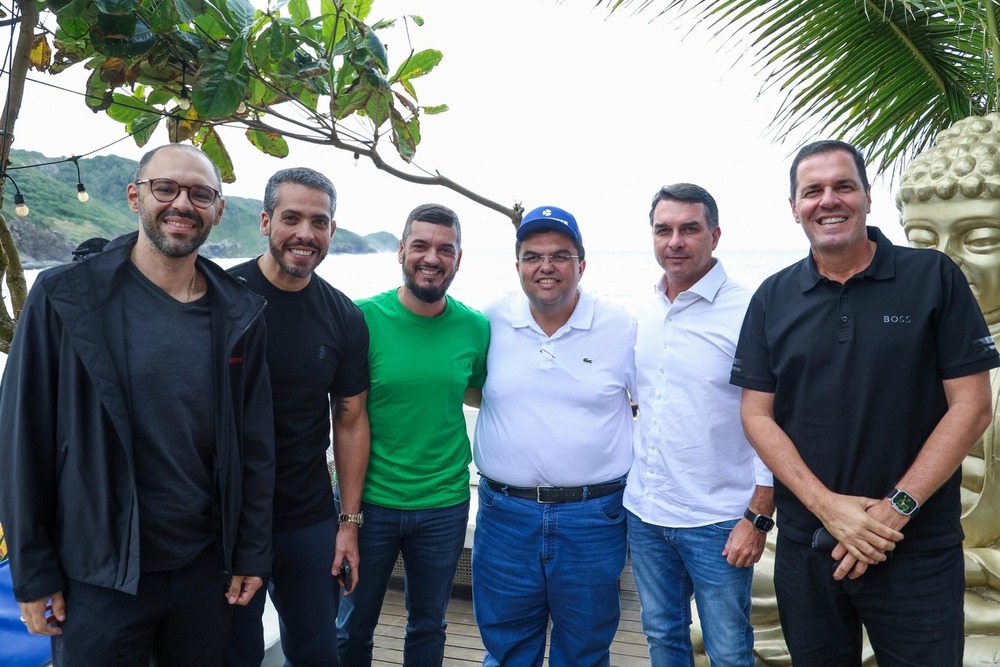 Bacellar e Flávio Bolsonaro se reúnem com aliados e esquentam a política Búzios