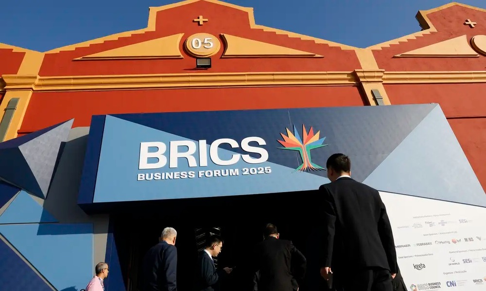 Conselho Popular do BRICS defende taxação dos super-ricos e desdolarização
