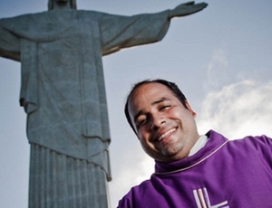 Padre Omar Raposo sofre acidente na Venezuela e é hospitalizado 