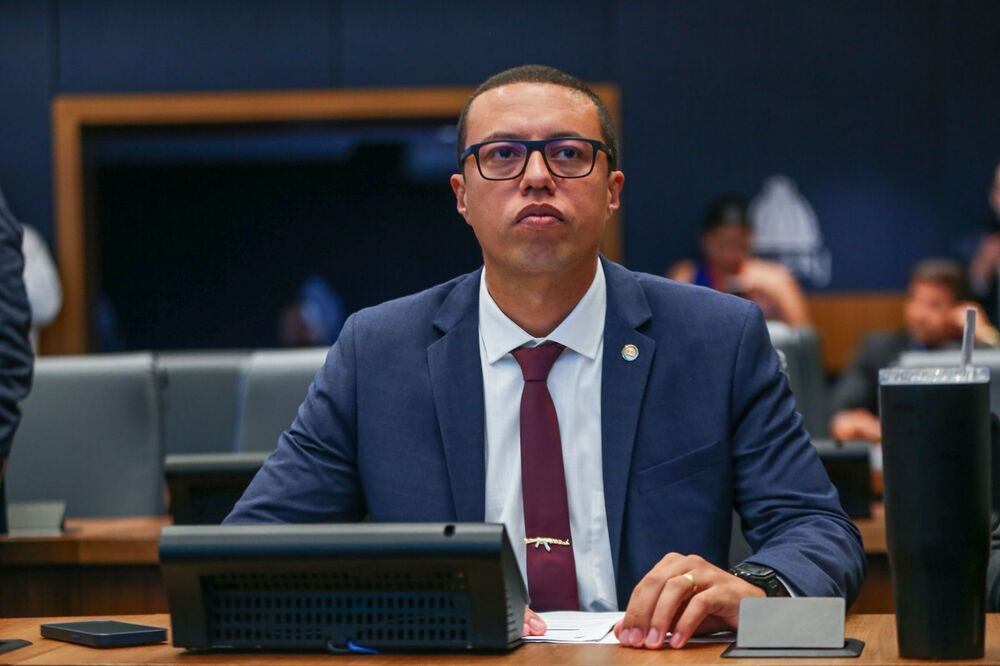 Deputado Douglas Gomes pede punição a professor que sugeriu 'guilhotinar' criança na internet