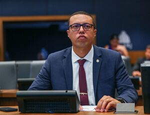 Deputado Douglas Gomes pede punição a professor que sugeriu 'guilhotinar' criança na internet