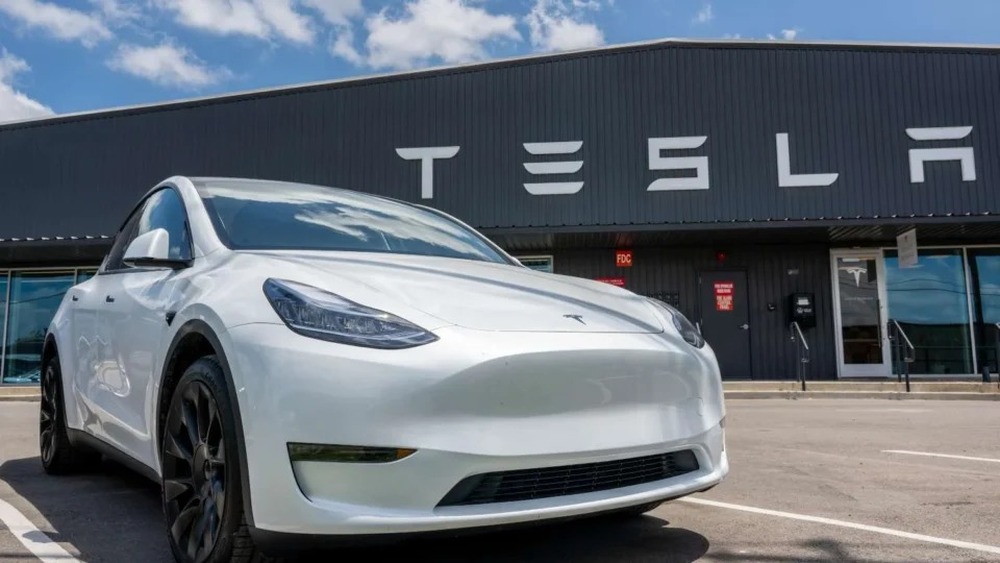 Ações da Tesla seguem caindo após tensão elevada entre Trump e Musk