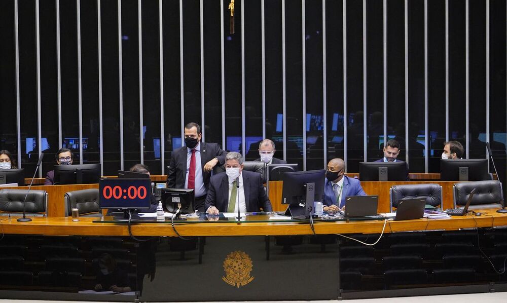 Câmara de deputados aprova projeto que torna aulas presenciais serviços essenciais 