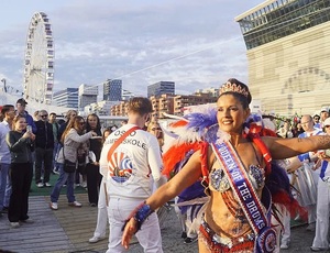 Rainha da Bateria e Embaixadora do Samba: Mariana Peraca leva a cultura brasileira à Noruega e à Europa.