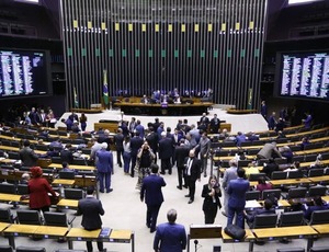 Deputados criticam anúncio dos EUA de tarifa de 50% para as exportações brasileiras