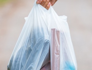 Projeto de lei propõe fim da cobrança por sacolas em comércios de Araruama