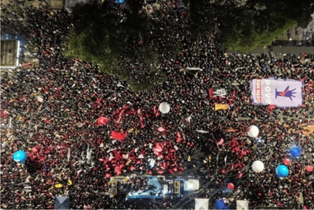 Ato da esquerda contra Tarifaço de Trump e escala 6x1 levou mais gente à Paulista do que Bolsonaro, diz USP
