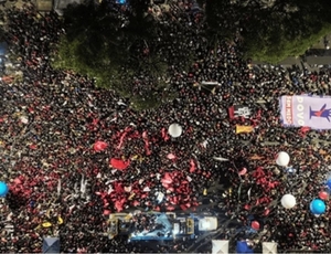 Ato da esquerda contra Tarifaço de Trump e escala 6x1 levou mais gente à Paulista do que Bolsonaro, diz USP