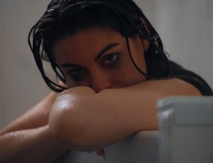 Com participação de Chrona, Sasha Prendes revive a força de um amor eterno em nova versão de “Stay”