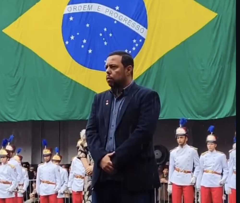 Ricardo Pinheiro recebe a Medalha Avante Bombeiro em reconhecimento à sua contribuição pública no Rio de Janeiro