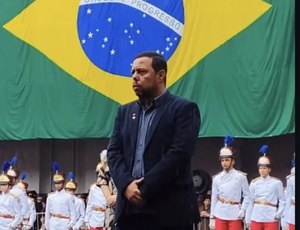 Ricardo Pinheiro recebe a Medalha Avante Bombeiro em reconhecimento à sua contribuição pública no Rio de Janeiro