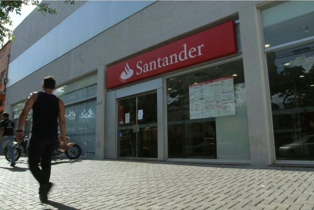 Justiça mantém multa de R$ 9,6 milhões ao Santander por 'sujar nome' de 7 mil servidores de MG