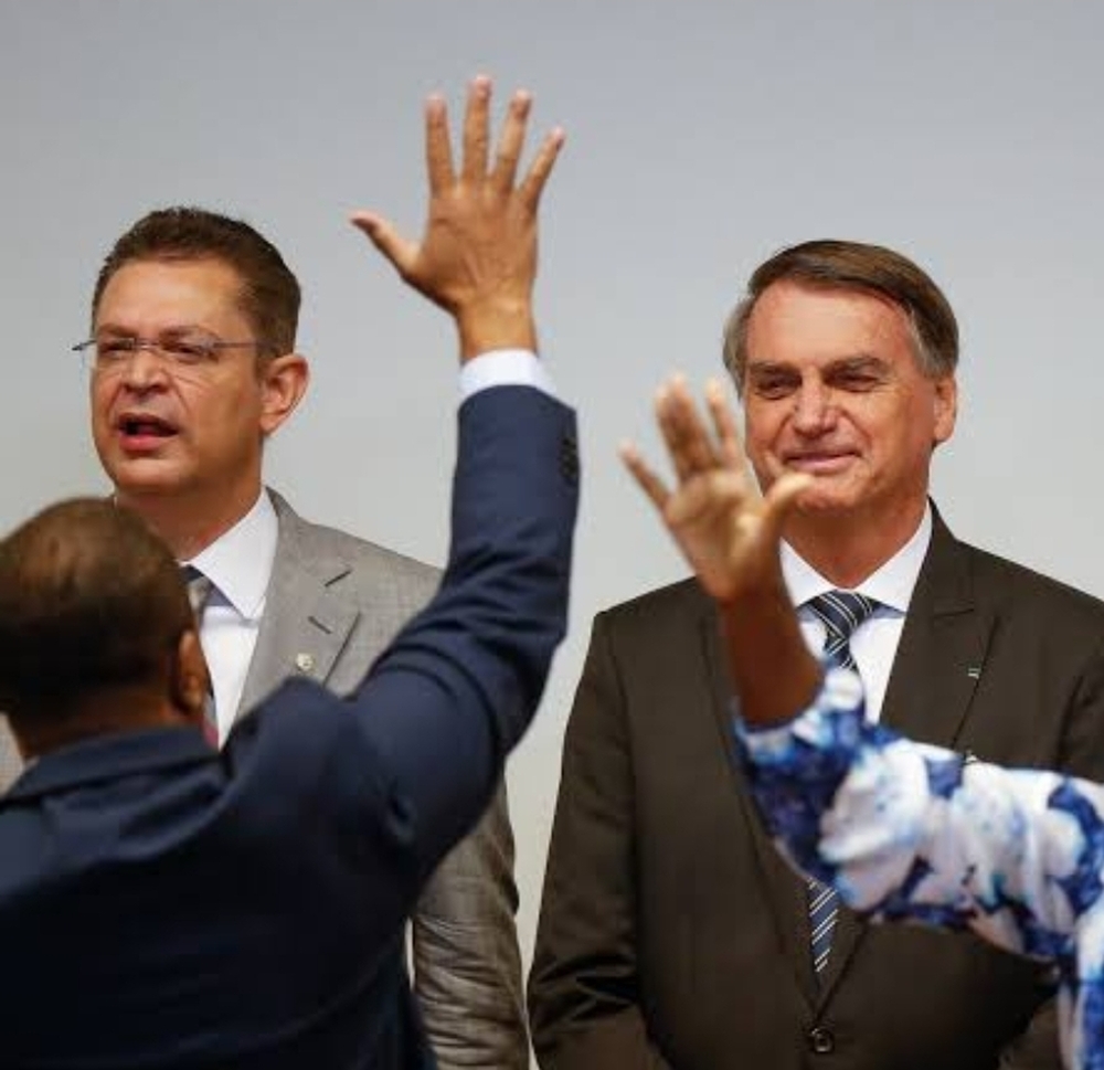 Bolsonaro trai Governador e emerge com nome de Sóstenes Cavalcante como nova aposta para o Senado fluminense