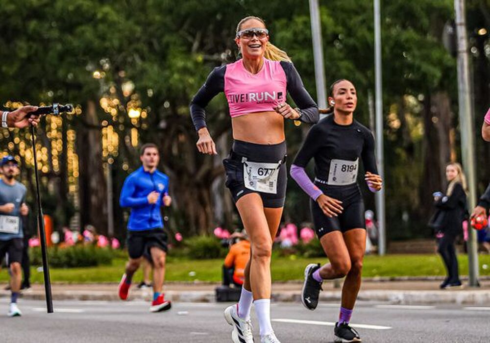 Grávida de 8 meses, modelo e atleta Babi Beluco celebra sua última corrida antes da chegada do filho