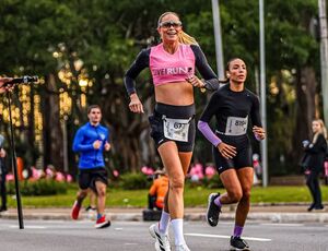 Grávida de 8 meses, modelo e atleta Babi Beluco celebra sua última corrida antes da chegada do filho