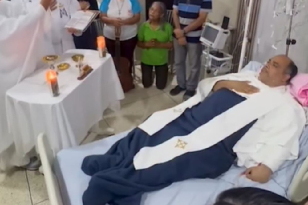 Após fraturar sete costelas, padre Omar tem melhora e volta ao Brasil