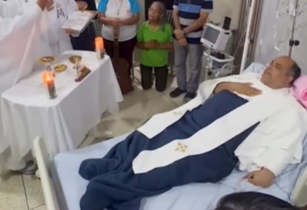 Após fraturar sete costelas, padre Omar tem melhora e volta ao Brasil