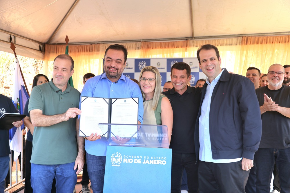 Castro abre pasta com decreto assinado igual Lula faz nas fotos, para anunciar novas obras de contenção de encostas e drenagem na Região Serrana