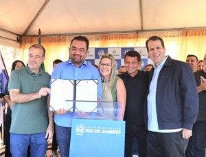 Castro abre pasta com decreto assinado igual Lula faz nas fotos, para anunciar novas obras de contenção de encostas e drenagem na Região Serrana