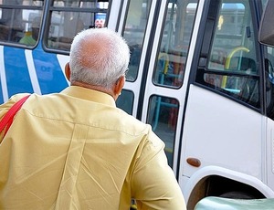 Eduardo Paes veta simplificação do transporte gratuito para terceira idade