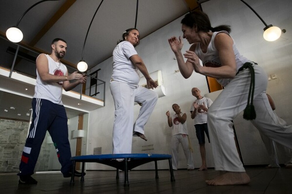 Capoeira que cura: projeto no Rio ajuda quem tem Parkinson a voltar a se mexer com alegria e confiança
