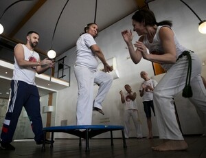 Capoeira que cura: projeto no Rio ajuda quem tem Parkinson a voltar a se mexer com alegria e confiança