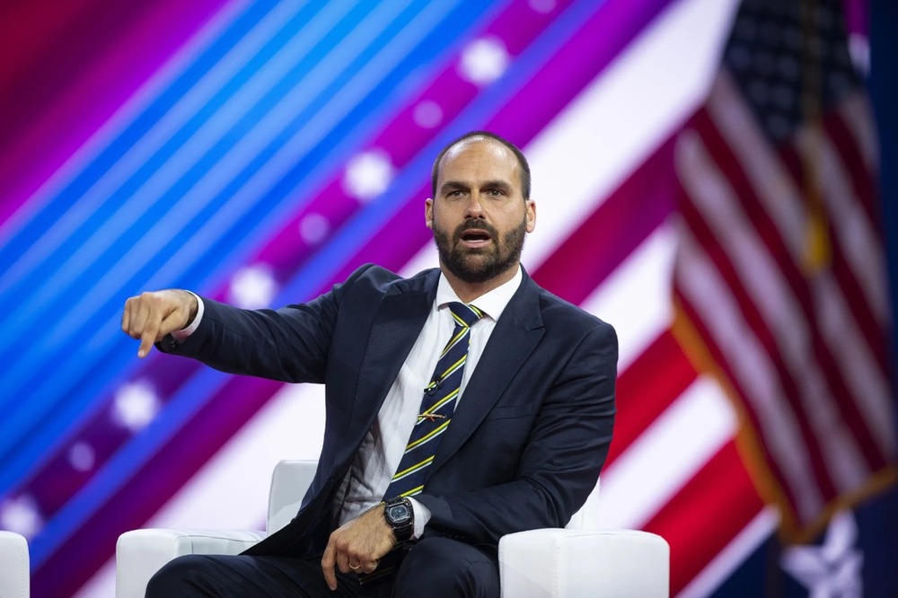 Lei do pai pode pegar o filho: Eduardo Bolsonaro na mira por ataque ao Brasil