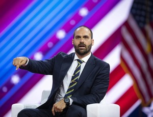 Lei do pai pode pegar o filho: Eduardo Bolsonaro na mira por ataque ao Brasil