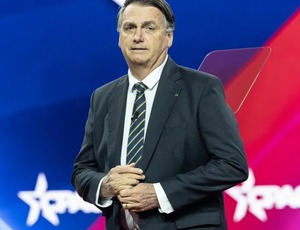 Bolsonaro diz ter paixão por Trump, pede 'liberdade' para falar com ele e nega ação de Eduardo
