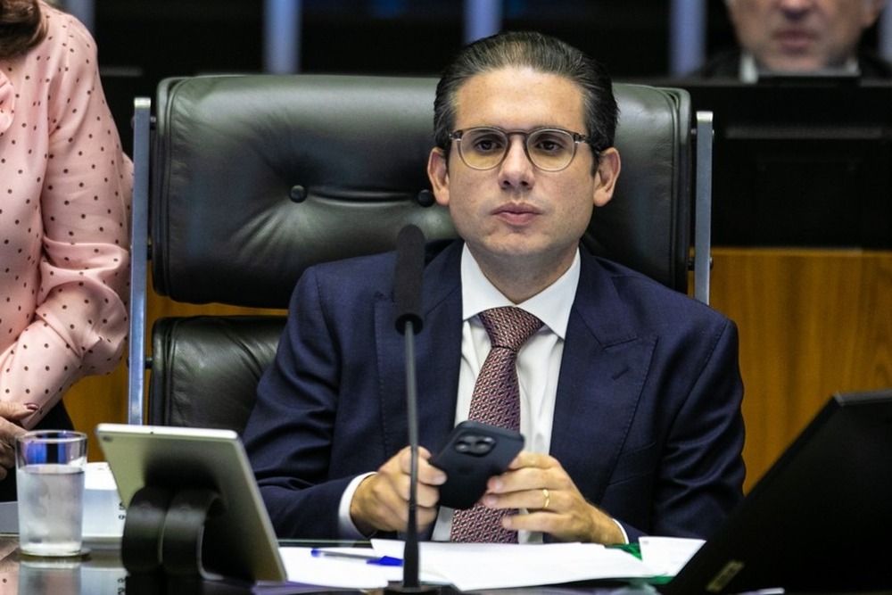 Esquerda luta para barrar projeto até 3 da manhã, mas Motta insiste e garante votação e aprovação de Lei que altera regras de Licenciamento Ambiental