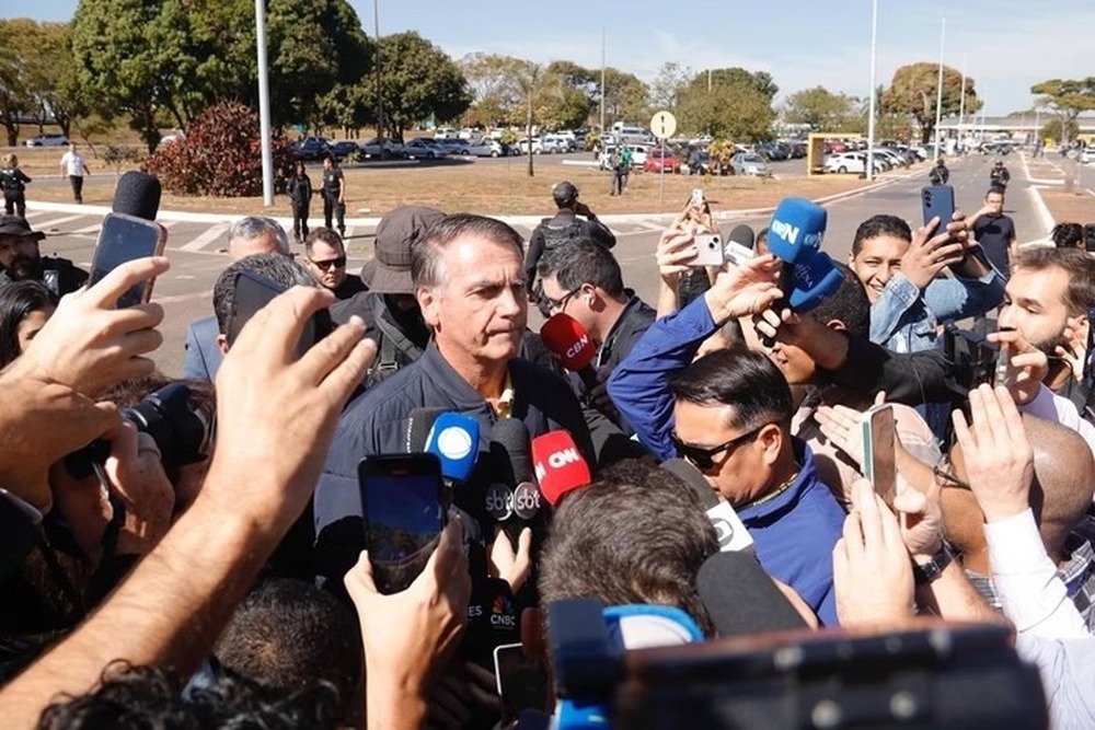 Bolsonaro diz que não tem intenção de fugir do Brasil, após colocar tornozeleira a mando de Moraes