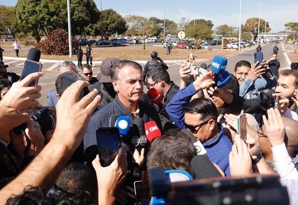 Bolsonaro diz que não tem intenção de fugir do Brasil, após colocar tornozeleira a mando de Moraes