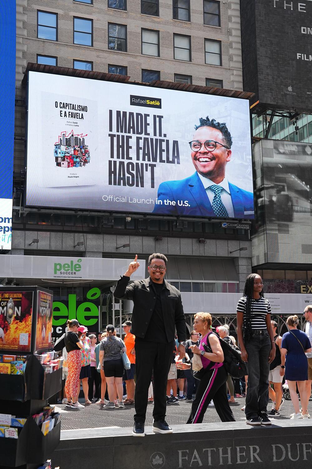 Vereador Rafael Satiê lança livro nos EUA com direito a painel na Times Square