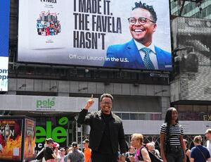 Vereador Rafael Satiê lança livro nos EUA com direito a painel na Times Square