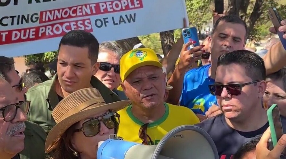 Manifestantes protestam em Brasília contra ação do STF que restringiu liberdade de Bolsonaro