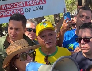 Manifestantes protestam em Brasília contra ação do STF que restringiu liberdade de Bolsonaro
