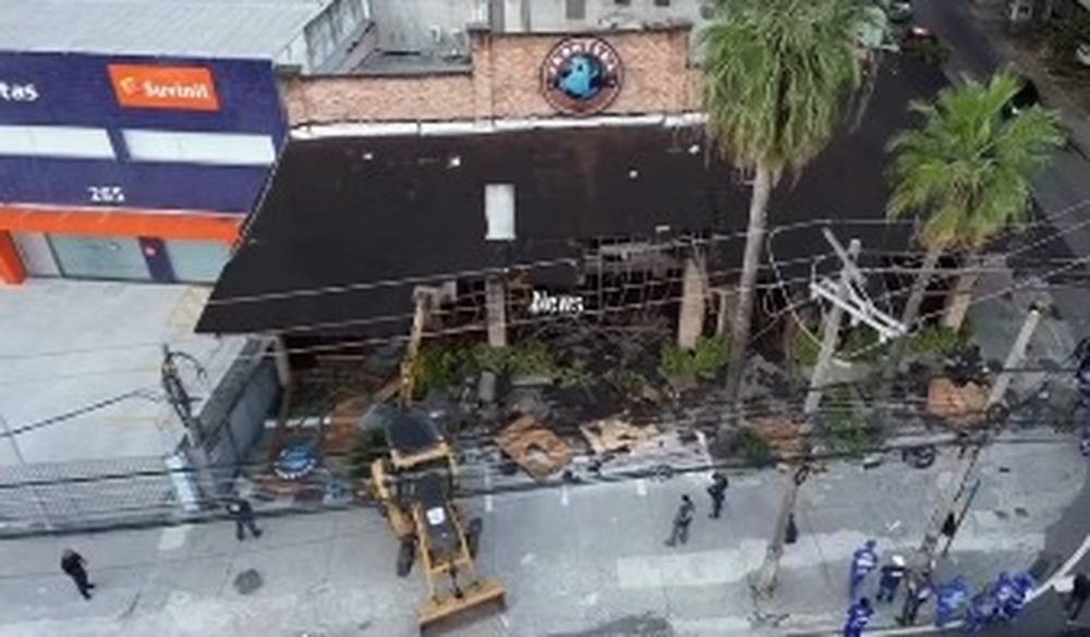 Prefeitura demole restaurante irregular na Barra da Tijuca após 19 anos de infrações