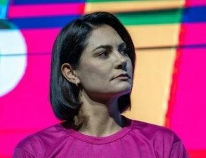 Justiça manda remover vídeos de Michelle Bolsonaro sobre prostituição
