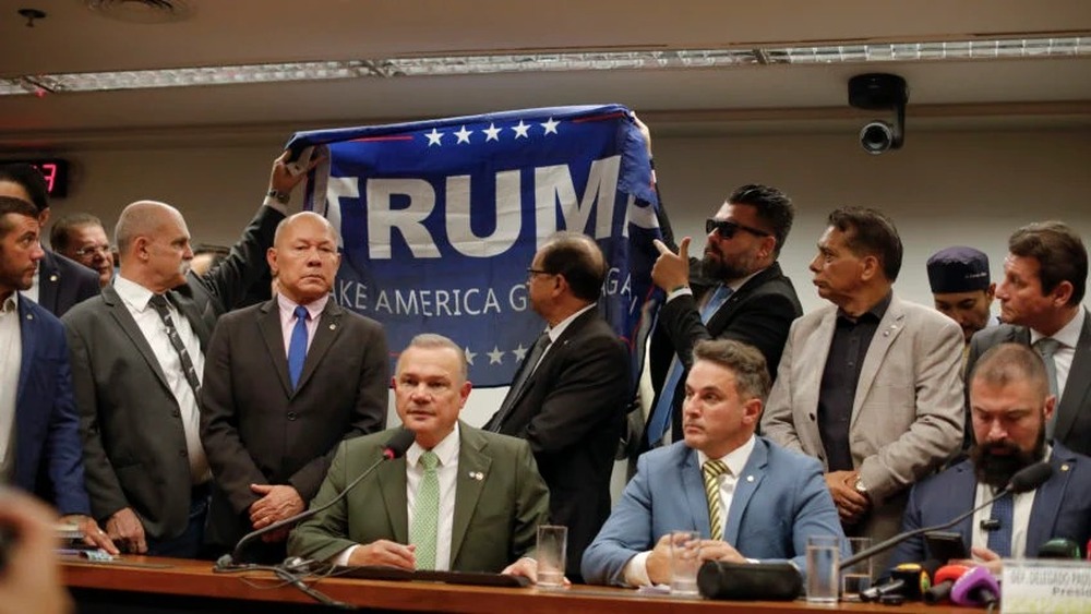Enquanto a direita da turma do Bolsonaro se enrola com futuro eleitoral e ergue bandeira de Trump, Zema e Caiado se lançam para 2026
